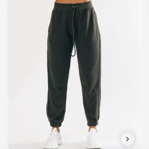 Alphalete essential oversized joggers